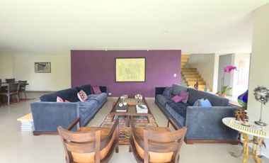 VENTA CASA REMODELADA EN CONDOMINIO (CERRADA) HERRADURA DOBLE SEGURIDAD CON JARDIN