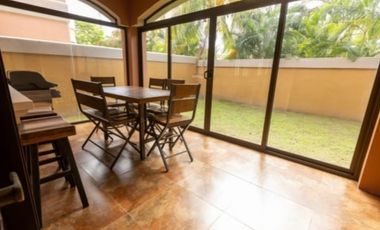 Venta de Casa de 2 Niveles en Residencial el Doral, Costa Sur