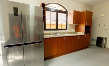 Venta de Casa de 2 Niveles en Residencial el Doral, Costa Sur