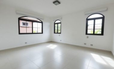 Venta de Casa de 2 Niveles en Residencial el Doral, Costa Sur