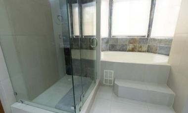 Venta de Casa de 2 Niveles en Residencial el Doral, Costa Sur