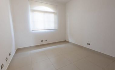 Venta de Casa de 2 Niveles en Residencial el Doral, Costa Sur