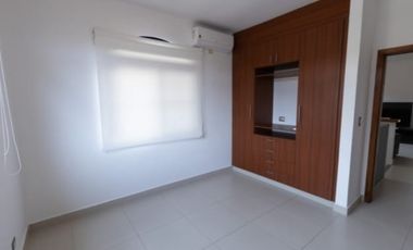 Venta de Casa de 2 Niveles en Residencial el Doral, Costa Sur