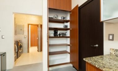 Venta de Casa de 2 Niveles en Residencial el Doral, Costa Sur