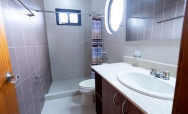 Venta de Casa de 2 Niveles en Residencial el Doral, Costa Sur