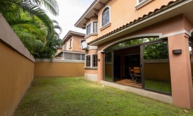 Venta de Casa de 2 Niveles en Residencial el Doral, Costa Sur