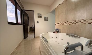 VENTA DE CASA EN VERSALLES REMODELADA CON PISCINA COSTA SUR