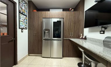 VENTA DE CASA EN VERSALLES REMODELADA CON PISCINA COSTA SUR
