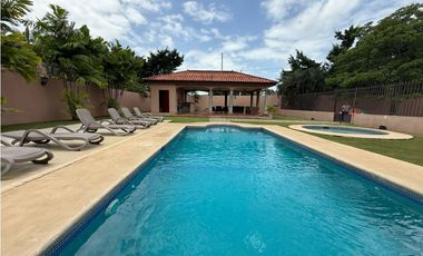 VENTA DE CASA EN VERSALLES REMODELADA CON PISCINA COSTA SUR