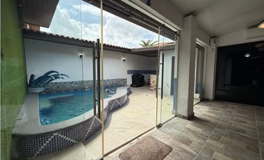 VENTA DE CASA EN VERSALLES REMODELADA CON PISCINA COSTA SUR
