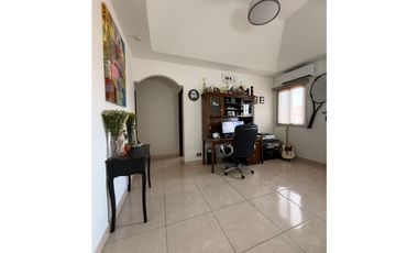VENTA DE CASA EN VERSALLES REMODELADA CON PISCINA COSTA SUR