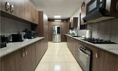 VENTA DE CASA EN VERSALLES REMODELADA CON PISCINA COSTA SUR