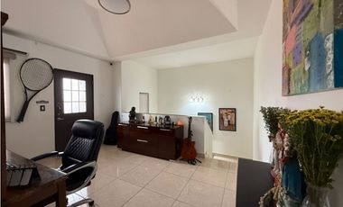 VENTA DE CASA EN VERSALLES REMODELADA CON PISCINA COSTA SUR