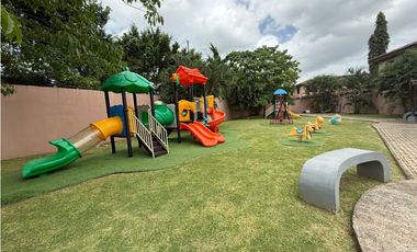 VENTA DE CASA EN VERSALLES REMODELADA CON PISCINA COSTA SUR