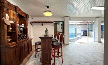 VENTA DE CASA EN VERSALLES REMODELADA CON PISCINA COSTA SUR