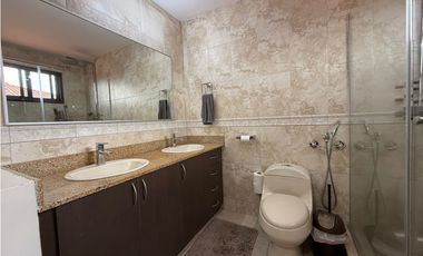 VENTA DE CASA EN VERSALLES REMODELADA CON PISCINA COSTA SUR