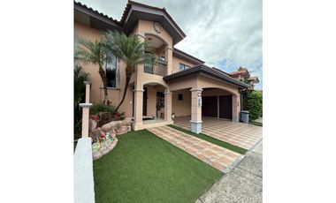 VENTA DE CASA EN VERSALLES REMODELADA CON PISCINA COSTA SUR