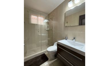 VENTA DE CASA EN VERSALLES REMODELADA CON PISCINA COSTA SUR