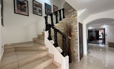 VENTA DE CASA EN VERSALLES REMODELADA CON PISCINA COSTA SUR