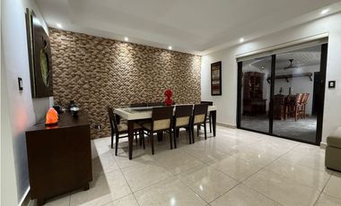 VENTA DE CASA EN VERSALLES REMODELADA CON PISCINA COSTA SUR
