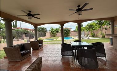 VENTA DE CASA EN VERSALLES REMODELADA CON PISCINA COSTA SUR