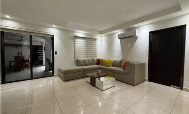 VENTA DE CASA EN VERSALLES REMODELADA CON PISCINA COSTA SUR