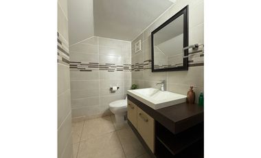 VENTA DE CASA EN VERSALLES REMODELADA CON PISCINA COSTA SUR