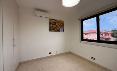 VENTA DE CASA EN VERSALLES REMODELADA CON PISCINA COSTA SUR