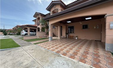 VENTA DE CASA EN VERSALLES REMODELADA CON PISCINA COSTA SUR