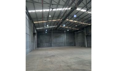 Alquilo Bodega en Vía Cincuentenario