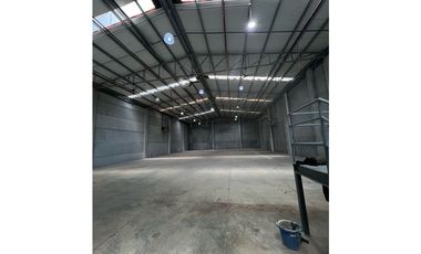 Alquilo Bodega en Vía Cincuentenario