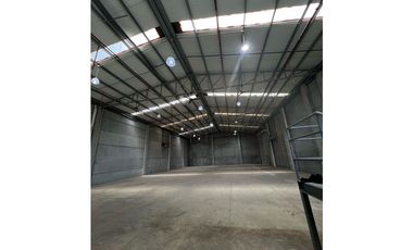 Alquilo Bodega en Vía Cincuentenario