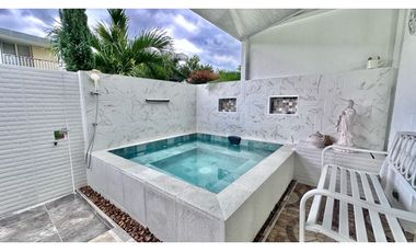 SE VENDE CASA DE DOS NIVELES CON JACUZZI EN EL CASTILLO JAMUNDI
