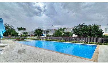 SE VENDE CASA DE DOS NIVELES CON JACUZZI EN EL CASTILLO JAMUNDI