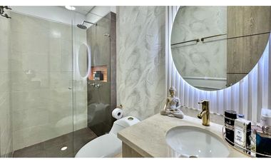 SE VENDE CASA DE DOS NIVELES CON JACUZZI EN EL CASTILLO JAMUNDI