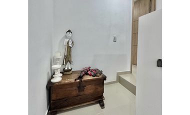 SE VENDE CASA DE DOS NIVELES CON JACUZZI EN EL CASTILLO JAMUNDI