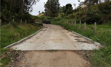 SE VENDE HERMOSO LOTE ESQUINERO EN LA VEREDA EL ALTO DEL AGUILA