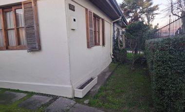 Casa de un piso, en Calle Yerbas Buenas, a pasos de Brasil