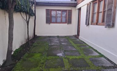 Casa de un piso, en Calle Yerbas Buenas, a pasos de Brasil