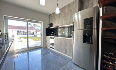 VENTA CASA 5 AMB C/PATIO PILETA Y GARAGE - BURZACO