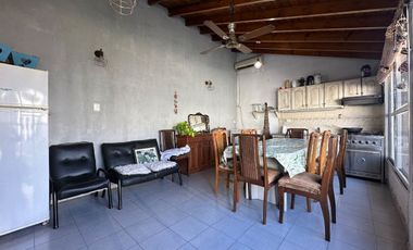 VENTA CASA 5 AMB C/PATIO PILETA Y GARAGE - BURZACO