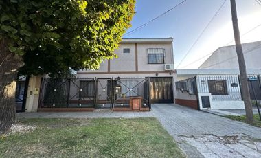 VENTA CASA 5 AMB C/PATIO PILETA Y GARAGE - BURZACO