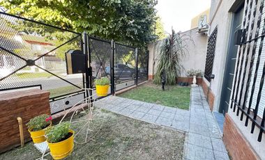 VENTA CASA 5 AMB C/PATIO PILETA Y GARAGE - BURZACO