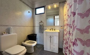 VENTA CASA 5 AMB C/PATIO PILETA Y GARAGE - BURZACO