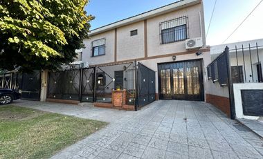 VENTA CASA 5 AMB C/PATIO PILETA Y GARAGE - BURZACO