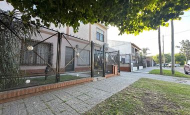VENTA CASA 5 AMB C/PATIO PILETA Y GARAGE - BURZACO