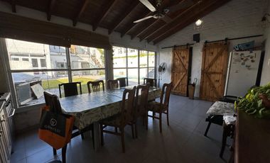 VENTA CASA 5 AMB C/PATIO PILETA Y GARAGE - BURZACO