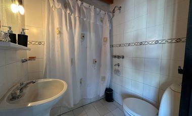 VENTA CASA 5 AMB C/PATIO PILETA Y GARAGE - BURZACO