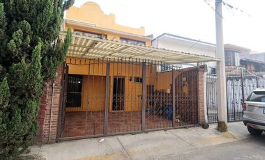 Casa de 3 pisos con Baño en planta baja y espacios generosos en Villa Santin