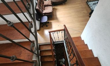Casa de 3 pisos con Baño en planta baja y espacios generosos en Villa Santin